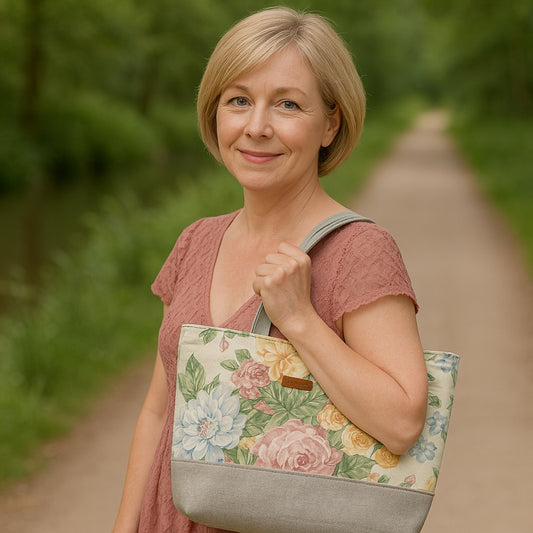 Vintage Floral Tote Bag – with Zip Closure & Pockets